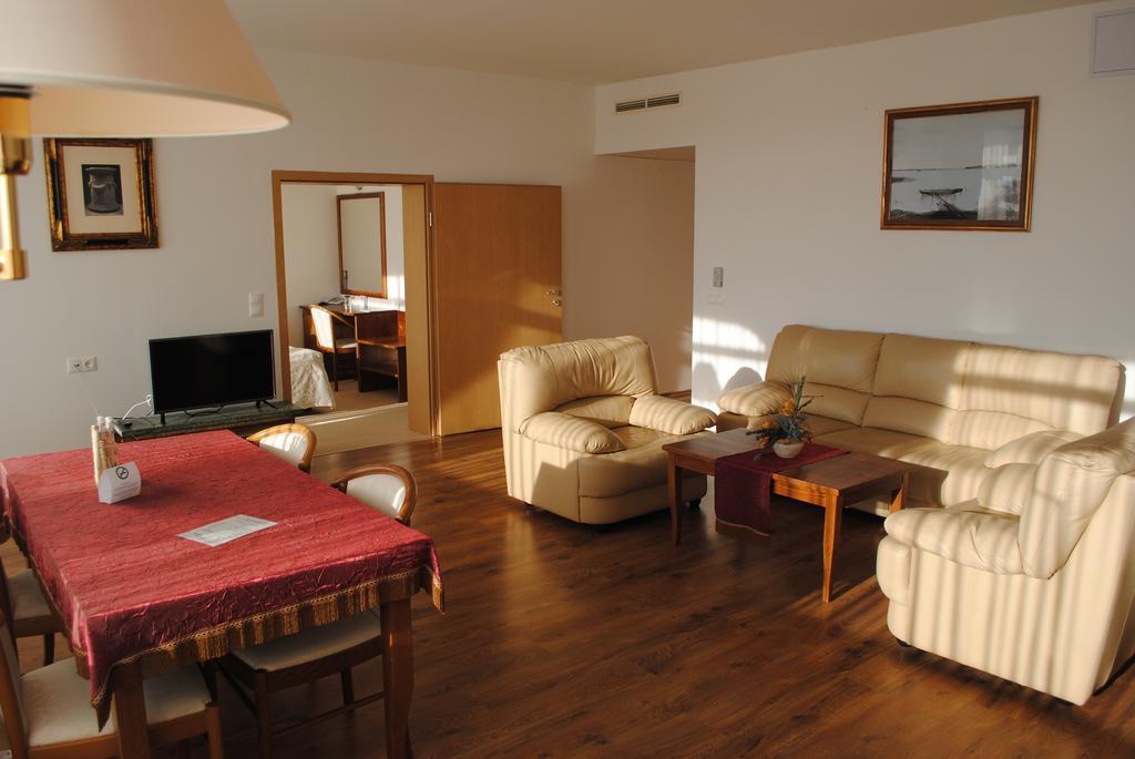 סזומבאת'לי Hotel Claudius מראה חיצוני תמונה