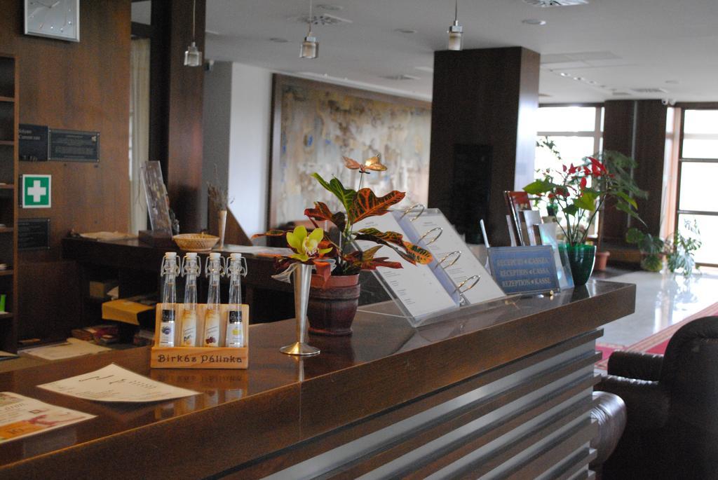 סזומבאת'לי Hotel Claudius מראה חיצוני תמונה